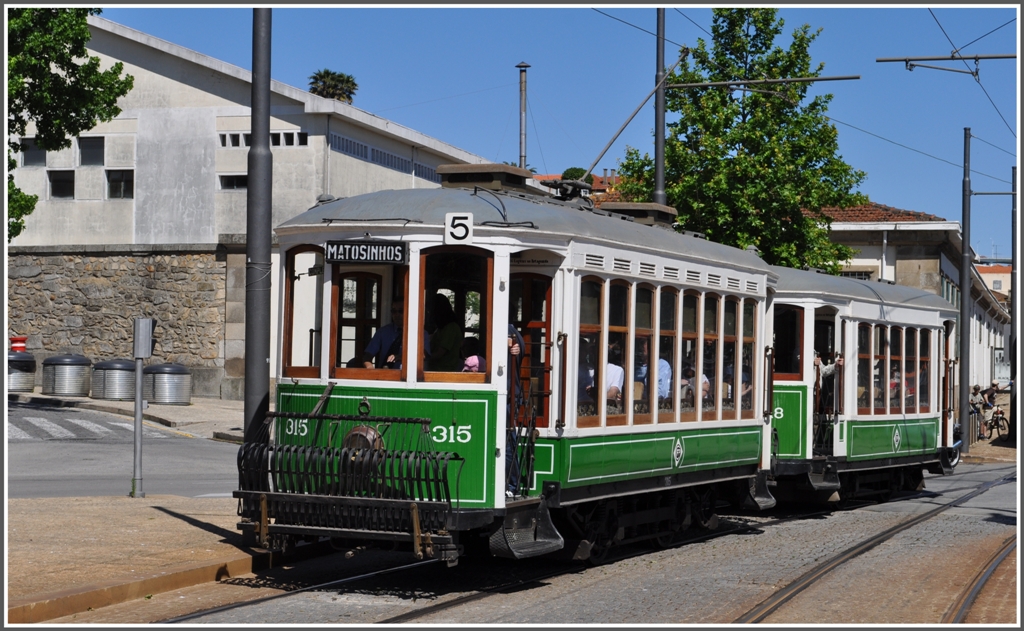 Parade historischer Strassenbahnfahrzeuge am Passeio Alegre in Porto am 15.05.2011. Im Bild Motorwagen 315 und Beiwagen 18.