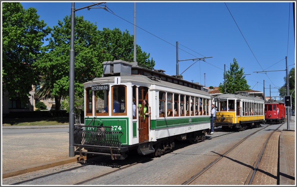Parade historischer Strassenbahnfahrzeuge am Passeio Alegre in Porto am 15.05.2011. Im Bild Motorwagen 274, 269 und 76.