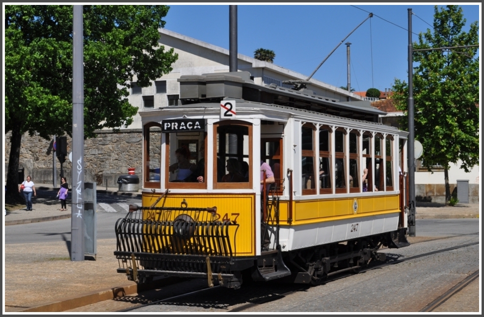 Parade historischer Strassenbahnfahrzeuge am Passeio Alegre in Porto am 15.05.2011. Im Bild Motorwagen 247.

