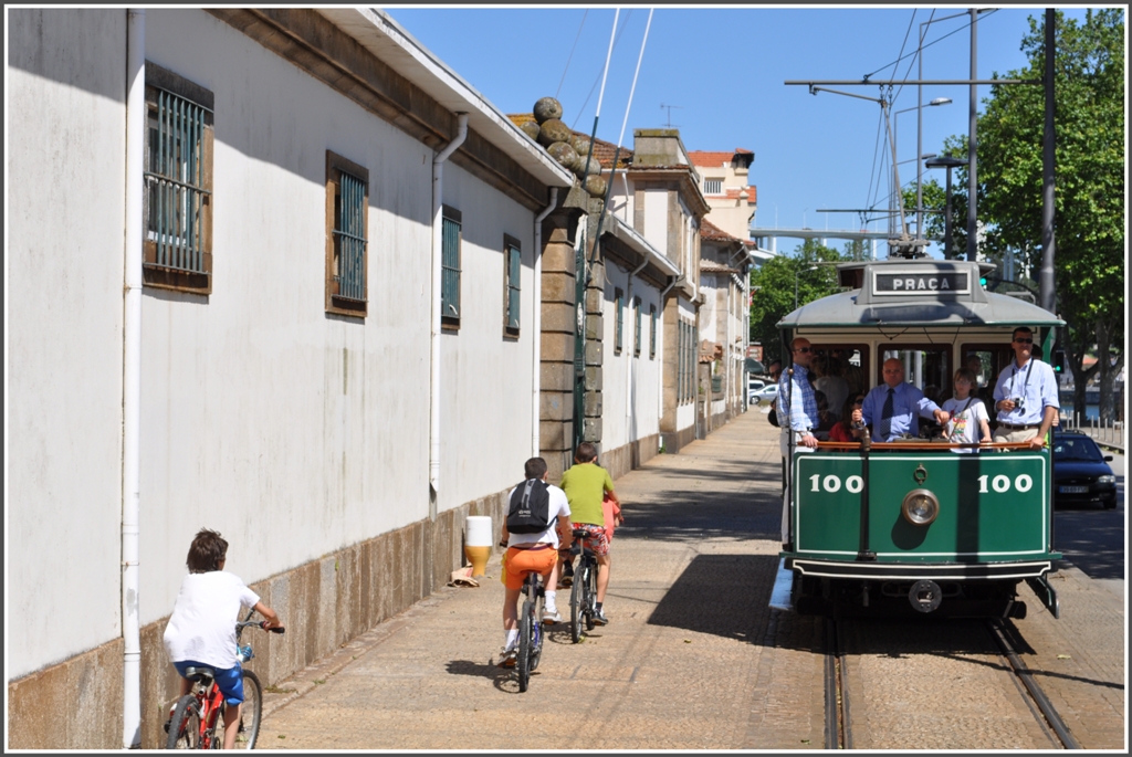 Parade historischer Strassenbahnfahrzeuge in Porto. Motorwagen Nr.100 am Passeio Alegre. Das Trassee der Elctrico dient auch als offizieller Veloweg. (15.05.2011)