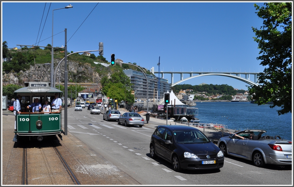 Parade historischer Strassenbahnfahrzeuge in Porto. Motorwagen Nr.100 am Passeio Alegre. Im Hintergrund ist die Ponte da Arabida ber den Douro zu sehen. (15.05.2011)