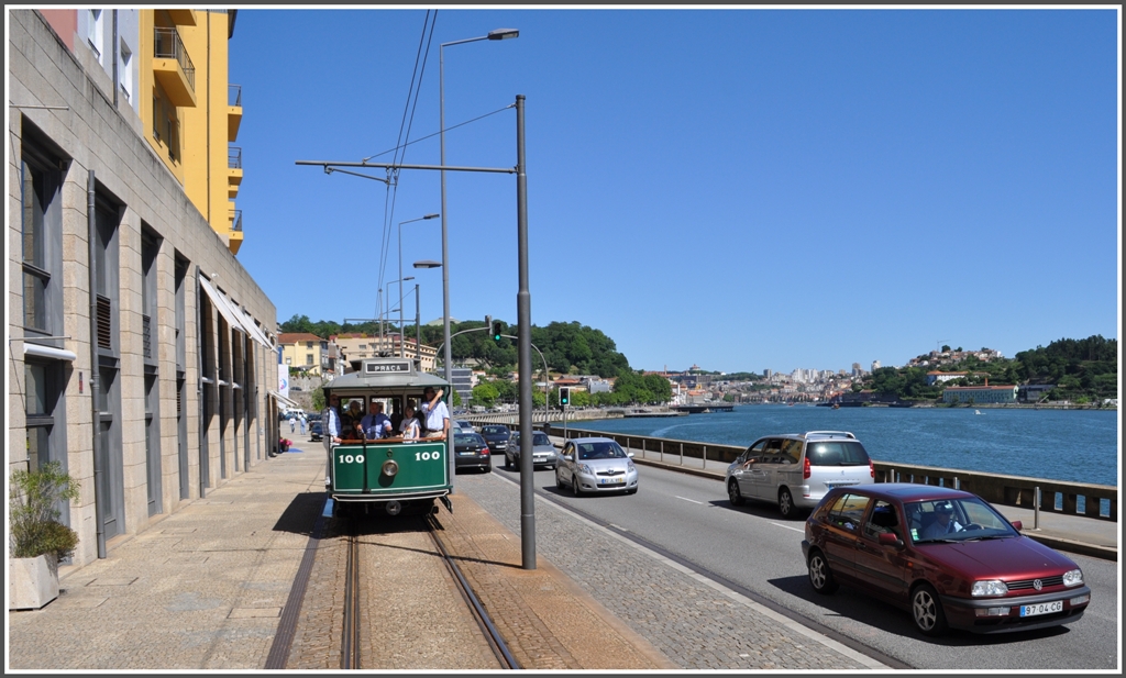 Parade historischer Strassenbahnfahrzeuge in Porto. Motorwagen Nr.100 in der Rua do Ouro. (15.05.2011)