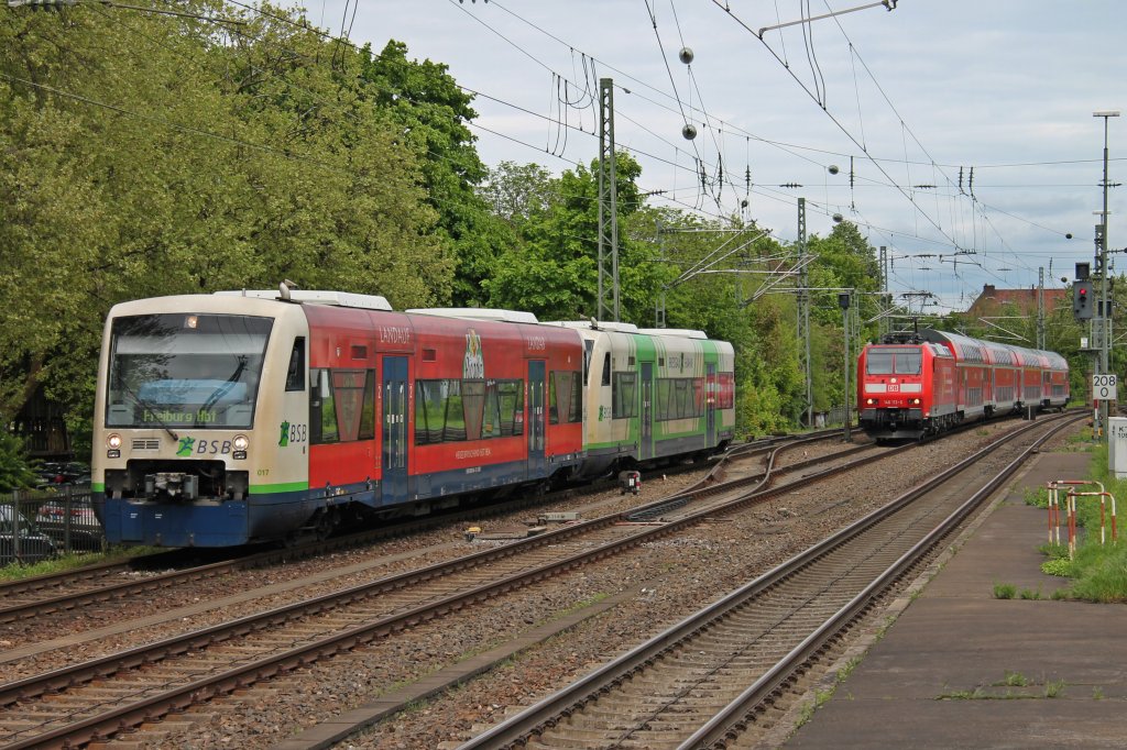 Parallel Einfahrt von BSB 017 (650 044-1)  Riegler Bier  und einer Schwester einheit und der 146 113-6  Baden-Wrttemberg erfahren  mit einem RE nach Basel Bad Bf in Freiburg Hbf. (09.05.2013)