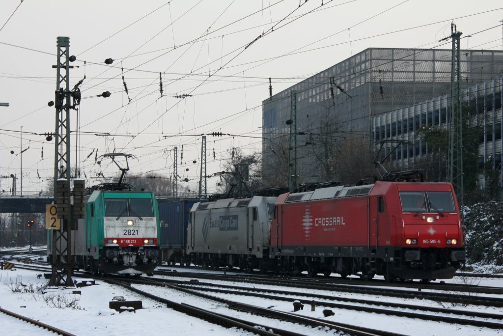 Paralleleinfahrt in Aachen West. Links die 186 213 (2821) kommt LZ von Montzen und rechts die 185 595-6 mit der 185 581-6 von Crossrail kommen mit einem KLV von Kln. Am 03.12.2010.