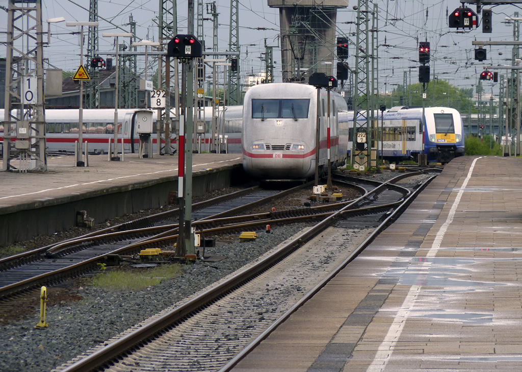 Paralleleinfahrt am 16.05.2012 in Hamburg Altona, in dieser Form nur durch Versptungen mglich. Diese hlt sich beim ICE670 mit etwa 15 Minuten noch in Grenzen, die NOB81711 hat dagegen von Westerland fast eine Stunde mehr gebraucht, sicherlichl verursacht durch Bauarbeiten an der Strecke 