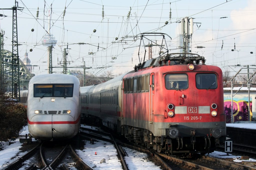 Paralleleinfahrt in Kln Messe Deutz. Am 04.01.2011 fuhren links der 402 012 und rechts die 115 205-7 in Kln Messe Deutz ein.