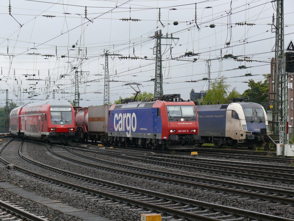 Paralleleinfahrt der RE9 und 482 027-0 der SBB-Cargo im Hbf Aachen. Rechts steht ein geparkter Taurus der Wiener Lokalbahnen. Der Gterzug wurde ber Gleis 8 nach Aachen-West weitergeleitet. Aufgenommen am 16/10/2010.