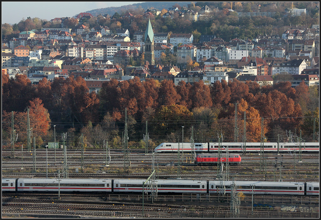 Paralleleinfahrt - 

Zwei ICE-Züge fahren gleichzeitig in den Stuttgart Hauptbahnhof ein. Der im Bild obere Zug kommt aus Richtung Mannheim, der untere aus Richtung Ulm. 

14.11.2011 (M)