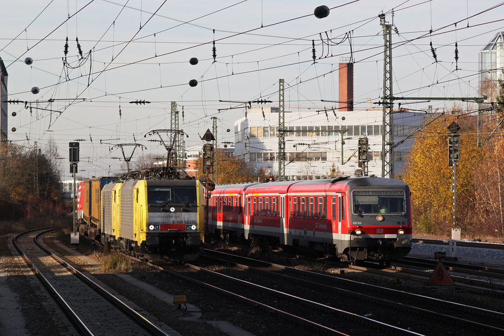 Parallelfahrt am Heimeranplatz in M�nchen: 628 568 neben 189 923 und 189 909 im Einsatz f�r TXL. Aufgenommen am 18.11.2011.