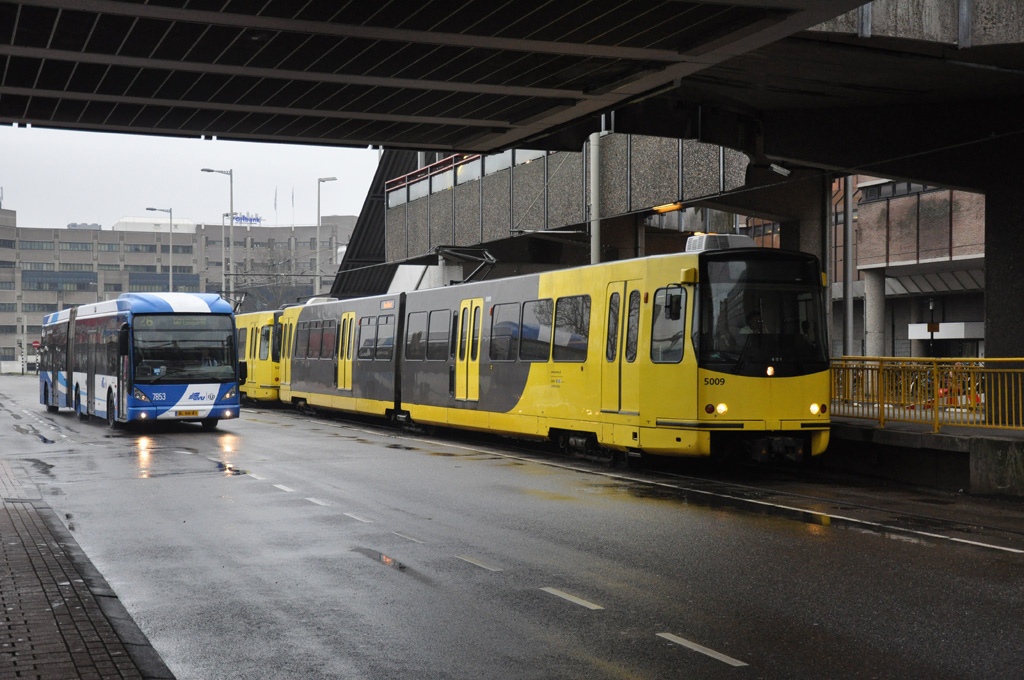 Parallelfahrt von Connexxion 5009 und Van Hool Gelenkbus von GVU Utrecht, aufgenommen 09/03/2013 am Haltestelle Utrecht CS