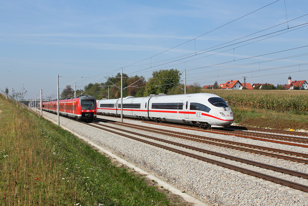Parallelfahrt mit einem ICE 3 und 440 029 bei Hattenhofen. 24.09.2011.