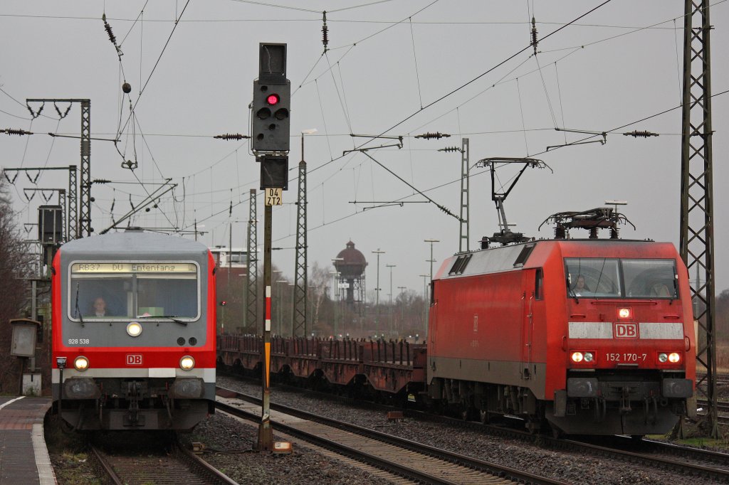 Parallelfahrt:928 538 als RB 37  Der Wedauer  bei der Einfahrt in den Bahnhof Duisburg-Bissingheim und rechts fhrt die 152 170 mit einem gemischten Gterzug durch.