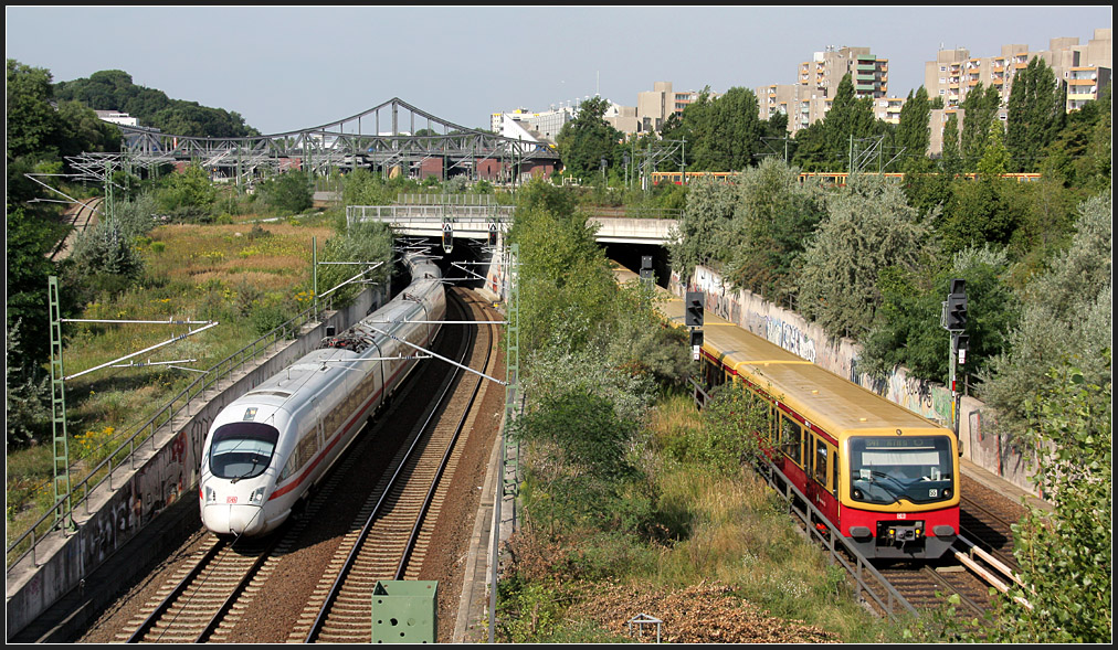 Parallelverkehr -

Bahnverkehr östlich des Bahnhofes Gesundbrunnen. 

20.08.2010 (M)