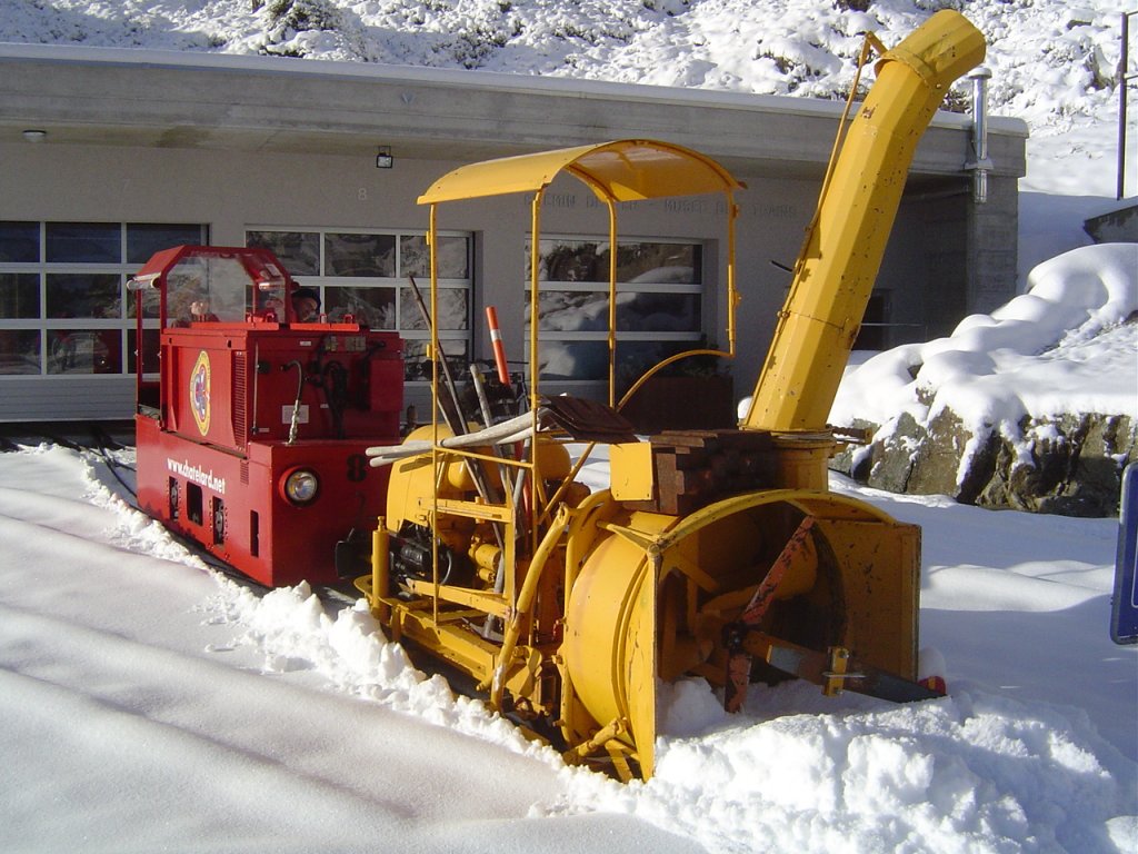  Parc d'Attractions du Chatelard (VS) . Der Winter hat bei der Panoramabahn mit der Spurweite von 60cm bereits einen ersten Einzug gehalten. Bevor die Zge fahren knnen, muss die Strecke noch vom gefallenen Schnee gerumt werden. Hierzu kommt eine Schneefrse zum Einsatz, die durch eine der Akku-Loks geschoben wird. Aufnahme entstand im Bahnhof  Les Montuires  auf 1'800 mM ab Bahnsteig. 09.10.2011