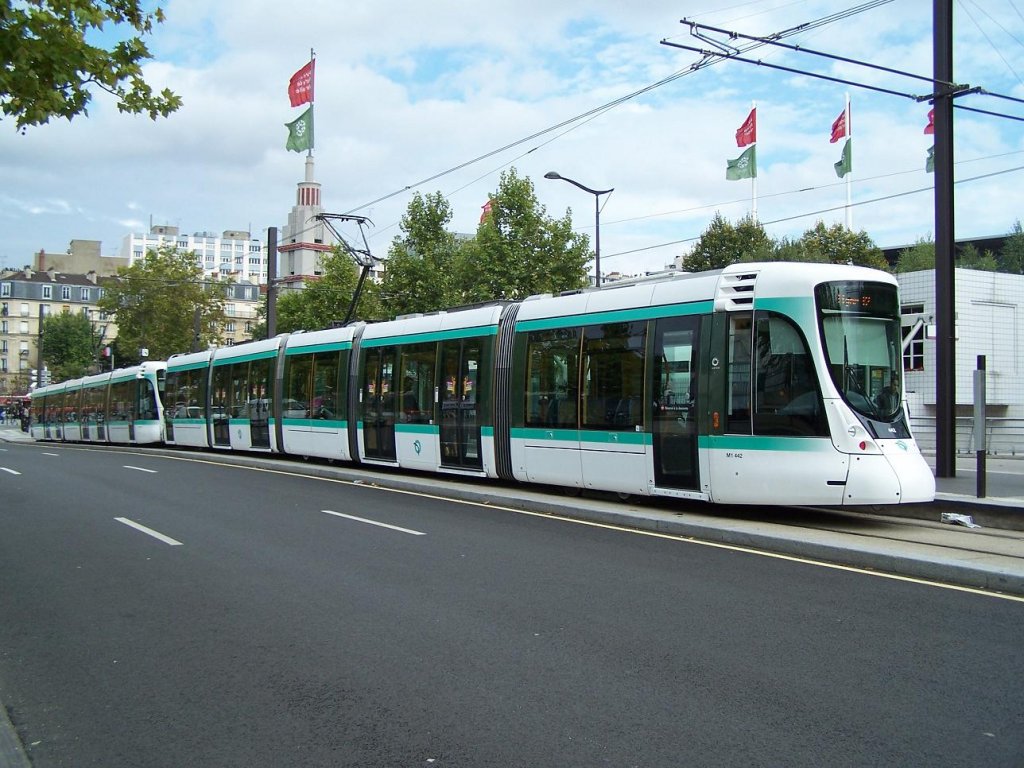 Paris  Porte de Versailles  : der Citadis Nr 442 fhrt mit dem Wagen 430 auf der T 2 in Richtung  La Dfense .