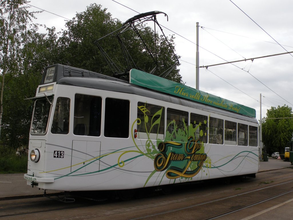 Partytram Be 4/4 mit der Betriebsnummer 413 auf dem Bruderholz. Die Aufname stammt vom 21.05.2012.
