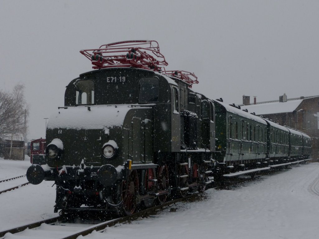 Passend zum Nikolausfest am 9.12.2012 im DB-Museum Koblenz hat Petrus das Museum und seine Exponate, hier die E71 19, in eine Winterwunderlandschaft verwandelt.