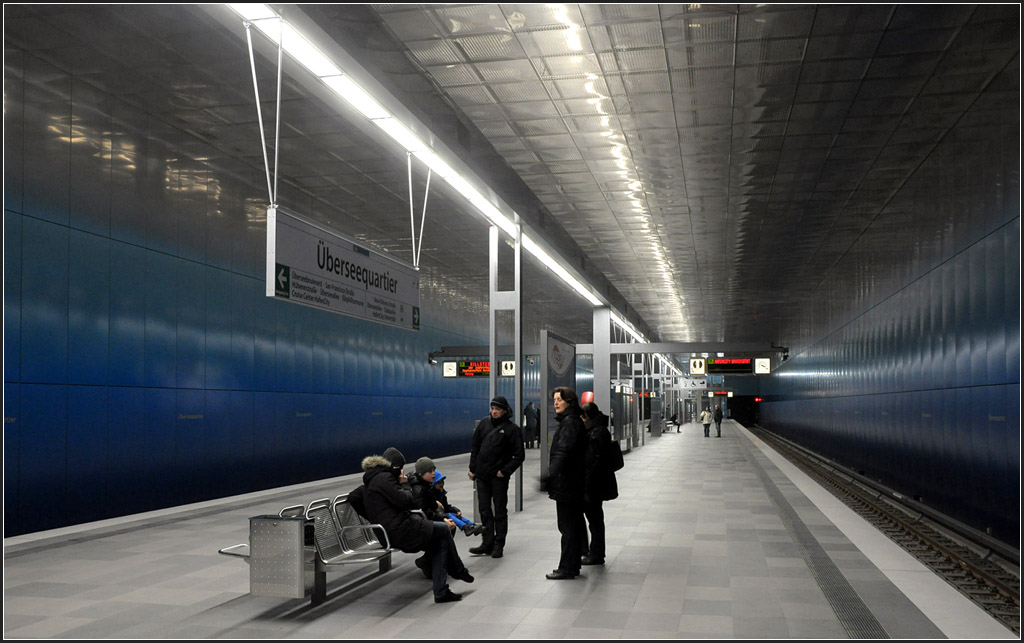 Passend zum Wasser -

Die Bahnsteighalle der Station Überseequartier wird durch die blauen Wände geprägt. Hamburg, U4.

16.02.2013 (J)