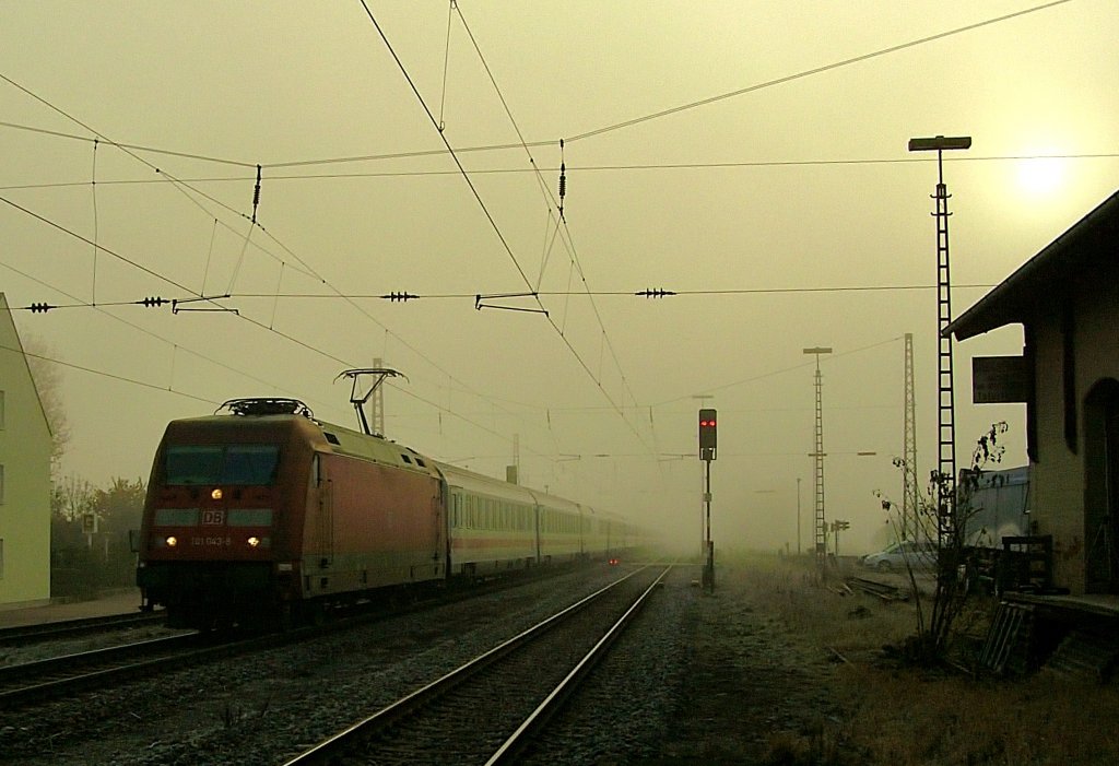 Passt richtig, wie die 101 043 -8 aus diesem Gespenstische Nebel an Halloween (31.10.2009) durch Mangolding fhrt. 