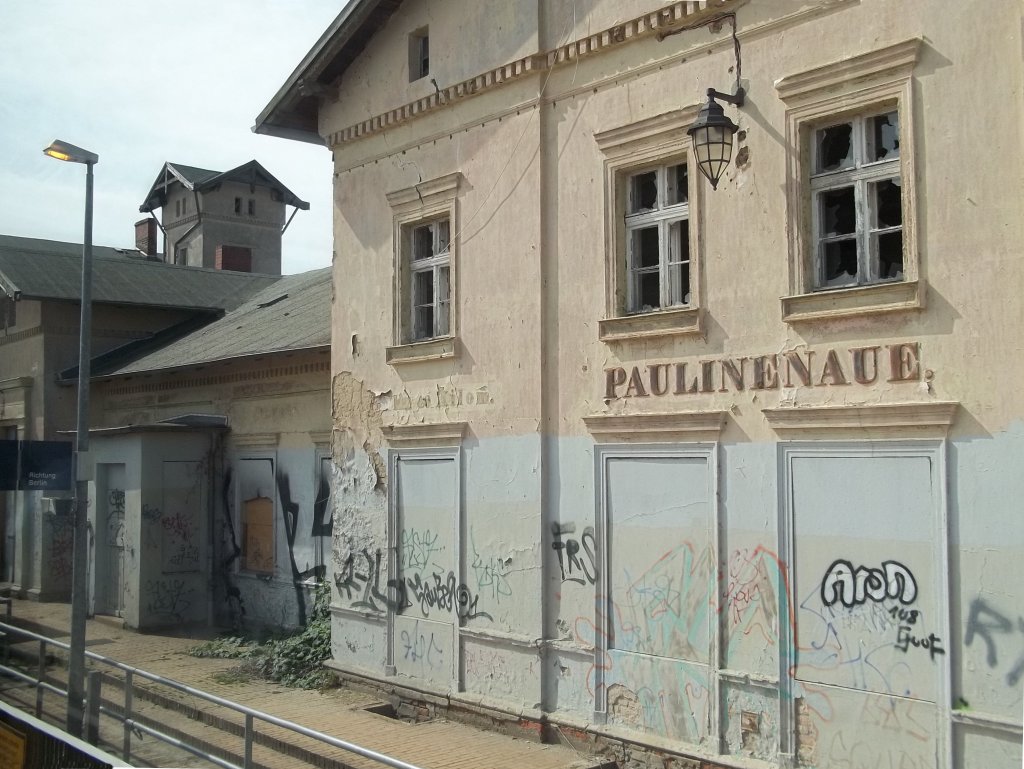Paulinenaue, Station der Berlin-Hamburger Bahn (KBS 204), verwahrlostes und zugemauertes Bahnhofsgebude, Gleisseite (24.06.2011) 