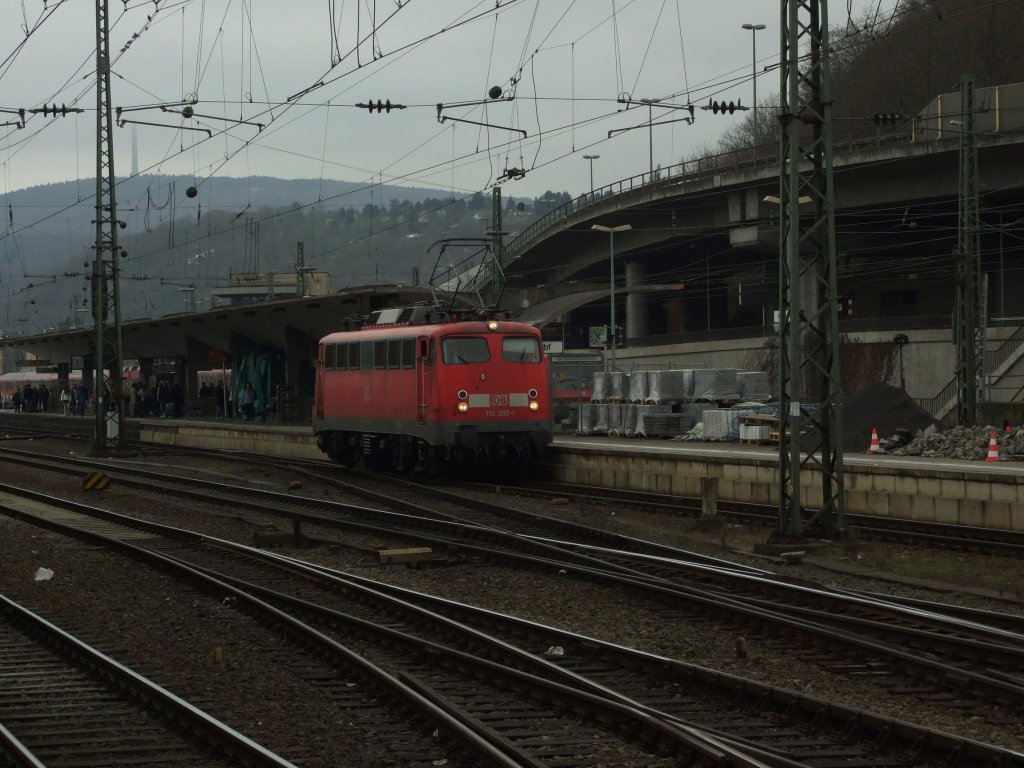 Pause!! Nachdem die 110 300-1 den IC335 an die 101 080-0 bergeben hat fhrt sie aus dem Gleis in ihre Abstellposition.Koblenz 6.2.2010