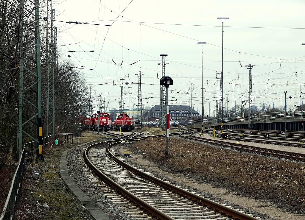 Pausierende  Gravitas  am Wochenende im Hafenbahnhof  Hamburg Sd . Rechts im Bild der Ablaufberg. 14.4.2013