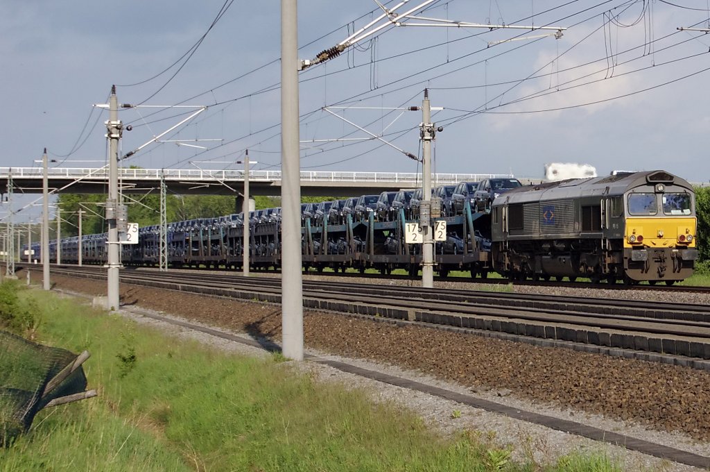 PB 15 der CBRail GmbH mit einem Autotransportzug entweder Opel oder VW zwischen Growudicke und Rathenow. 23.05.2010 Gru zurck an den Lokfhrer!