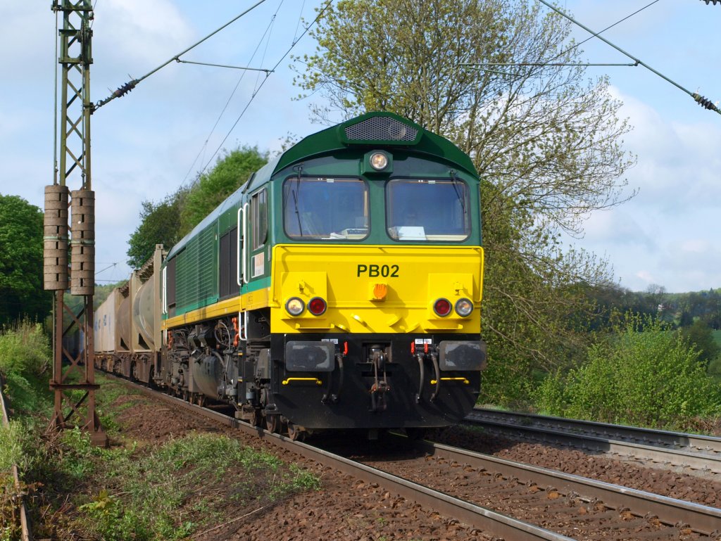 PB02 von Ascendos Rail Leasing Sarl fhrt fr Crossrail von Belgien kommend mit einem Containerzug von Cargo-Care am 05.05.2010 die Rampe vom Gemmenicher Tunnel nach Aachen West runter
