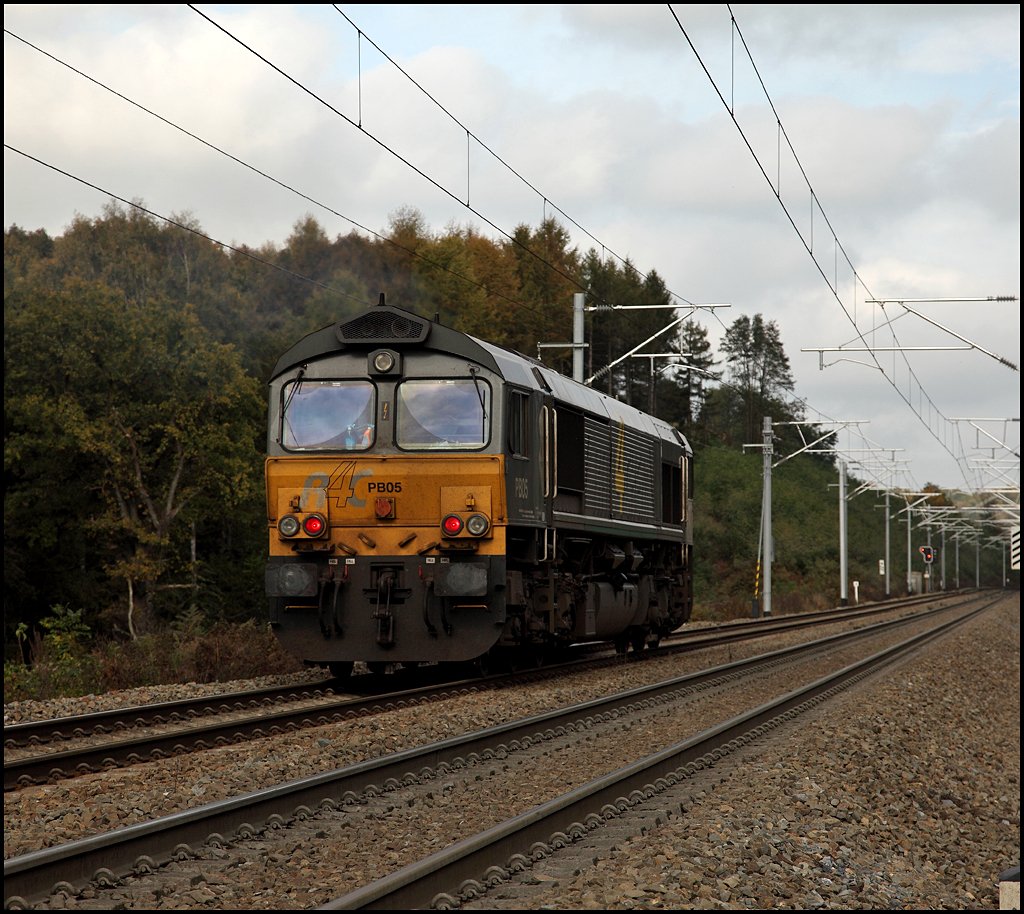 PB05 von R4C brummt mit ihrem 12N-710G3B-EC Motorensound von Montzen komment in Richtung Aachen. Dort wird sie einen Gterzug abhollen und zurck nach Belgien bespannen. (22.10.2009)