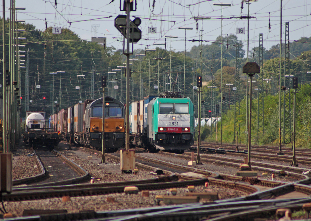 PB12 und 2831 beide mit Gterzgen in Aachen-West, 11.9.10