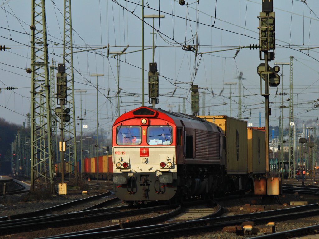 PB12 von Crossrail verlt am 18.01.2012 mit einem langen Containerzug Aachen West in Richtung Kln.