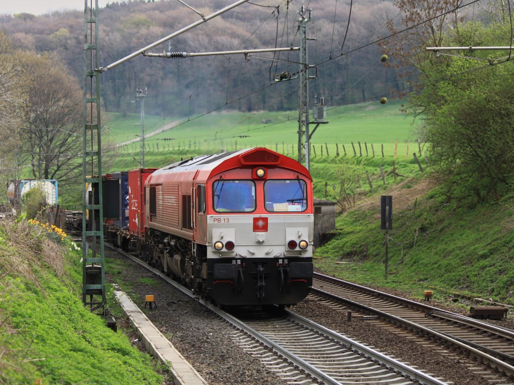 PB13 von Crossrail zieht am 06.04.2011 einen schweren Containerzug die Rampe von Aachen West nach Belgien hoch.