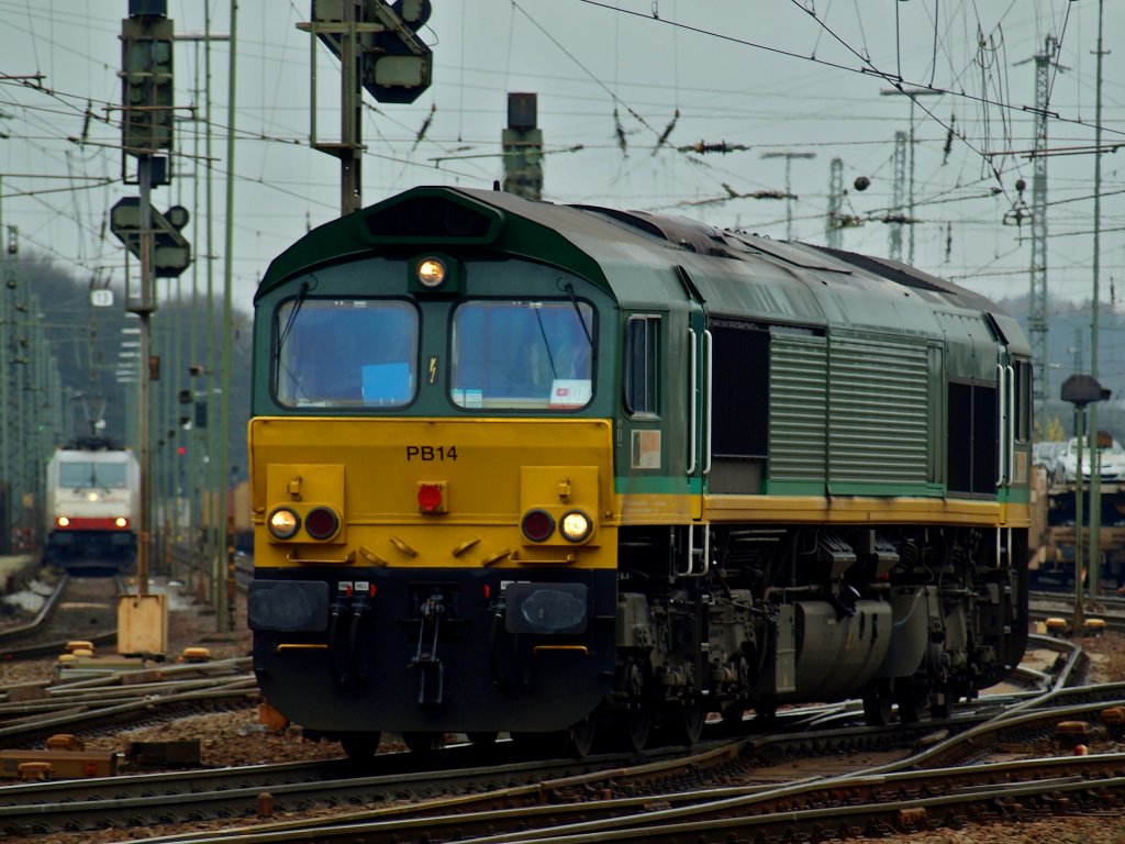 PB14, 266 065-2 von Ascendos Rail Leasing Sarl aus Luxemburg hat gerade einen Containerzug ber die Montzenroute nach Aachen West gebracht und rangiert nun an einen anderen Zug um ihn nach Belgien zu schleppen. Im Hintergrund links steht 185 579-0  Adriana  von Crossrail, mit der die Class66 die Zge getauscht hat. Gesehen am 14.03.2011.