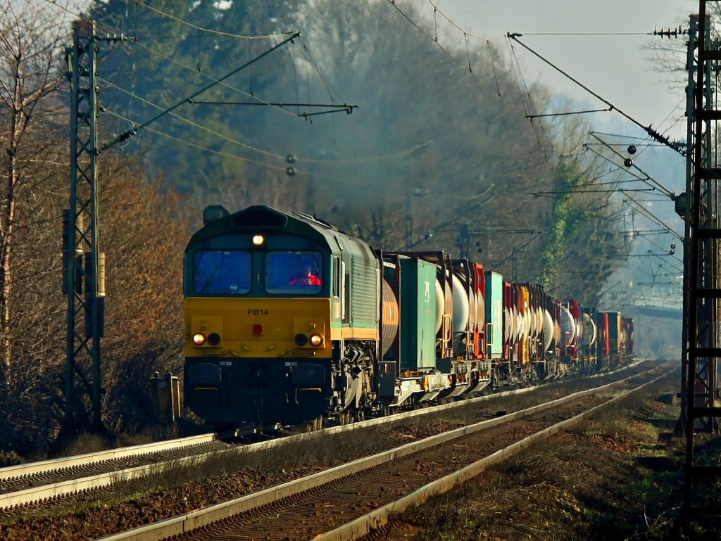 PB14 hat schwer an dem Containerzug zu schleppen, den sie am 20.03.2012 die Rampe von Aachen West nach Belgien hochzerrt. 