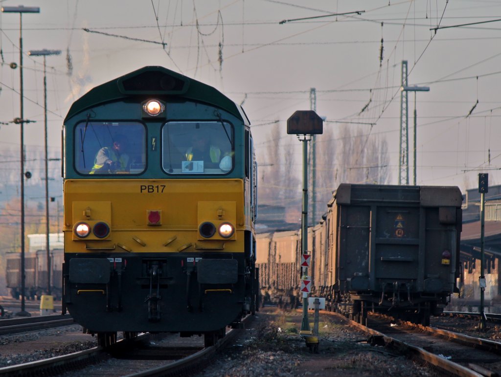 PB17 von der Rurtalbahn fhrt am 16.11.2011 an einem Bleierzzug in Aachen West vorbei. Die Class66 hat den Zug aus Belgien nach hier gebracht und fhrt nun als Lz zurck nach Montzen.