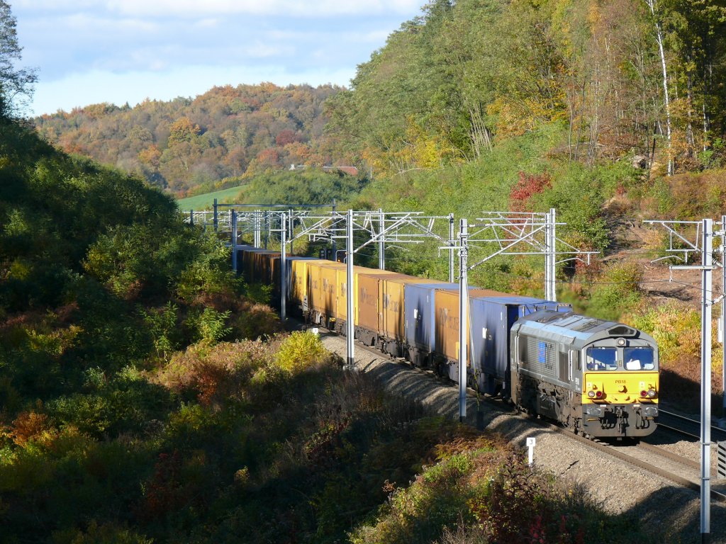 PB18 von Crossrail, noch mit der alten DLC-Lackierung, zieht einen langen Containerzug von Aachen-West kommend in Richtung Antwerpen, hier aufgenommen am 31/10/2010 im Wald bei Moresnet-Chapelle.