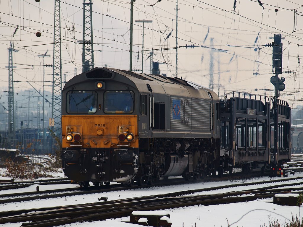 PB18 von DLC am 02.12.2010 mit einem unbeladenen Autozug bei der Ausfahrt von Aachen West ber die Montzenroute nach Belgien. Die Class66 zieht sofort mit Vollgas aus dem Abstellbereich, um gengend Geschwindigkeit zu ereichen damit sie die Rampe die zum Gemmenicher Tunnel fhrt meistern kann.  