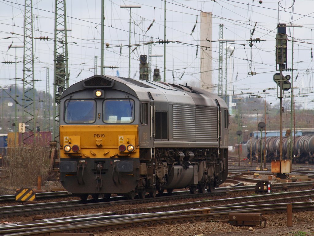 PB19 von DLC fhrt am 03.04.2010 als LZ aus Aachen West ber die Montzenroute nach Belgien. 