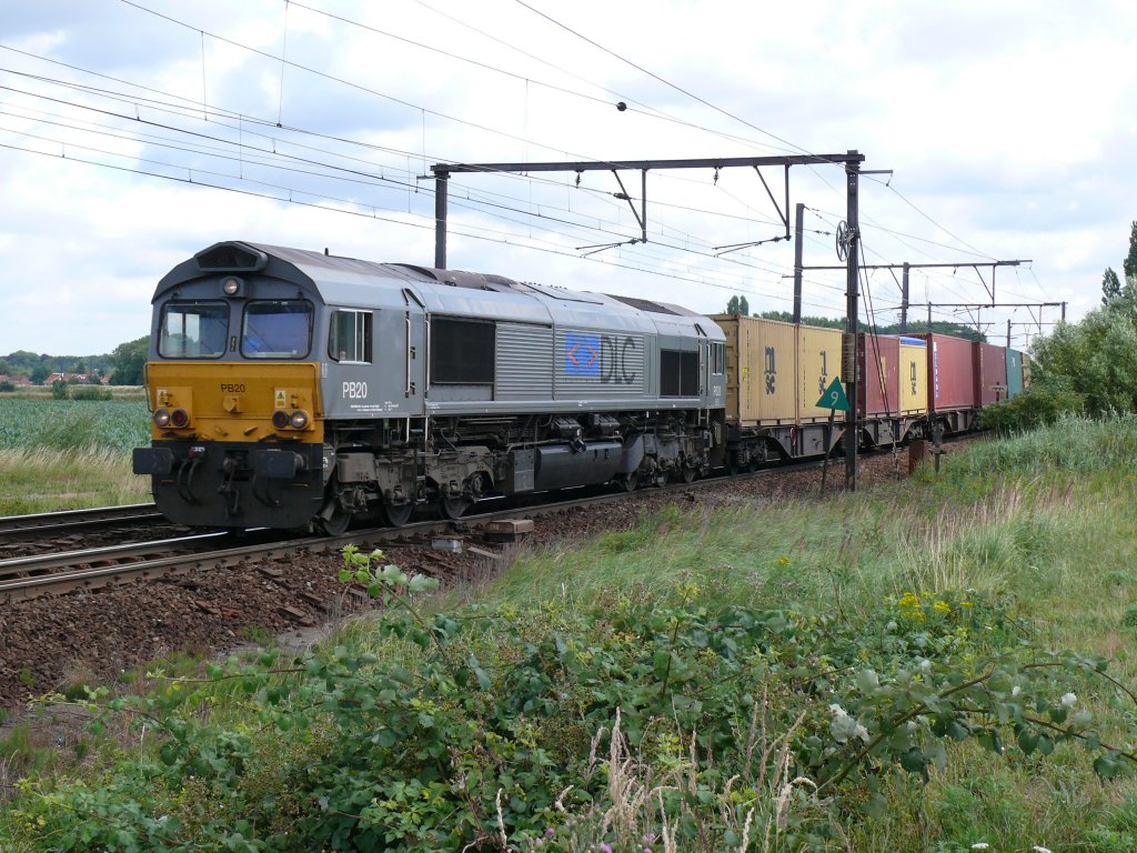 PB20 der Crossrail, hier noch mit der alten Beschriftung von DLC mit einem Containerzug unterwegs nach Aachen-West. Hier aufgenommen am 17/07/2010 auf der grossen Schleife bei Ekeren.