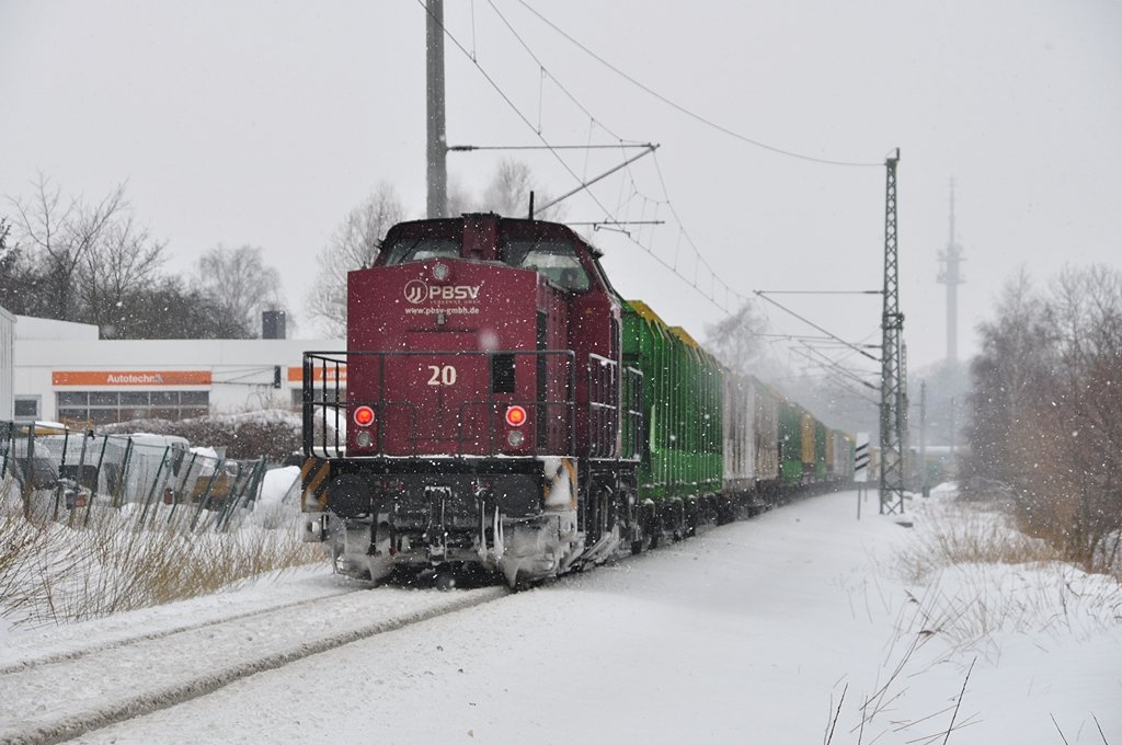 PBSV 20 als Schieber am Holzzug aus dem Bf Stralsund Richtung Rostock am 16.02.2010 DP 57 hat die Fhrung