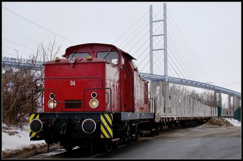 PBSV 6 mit leeren Holzwagen vor dem Sdhafen.    Stralsund am 27.02.10 