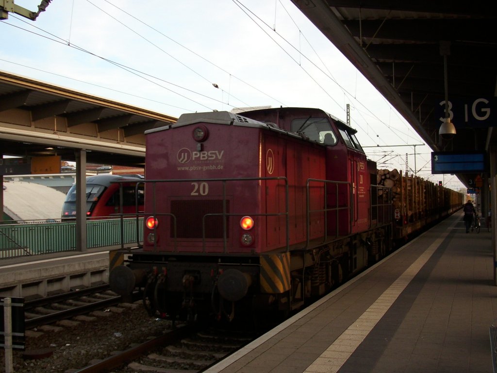 PBSV-Lok 20 verlt als Schlulok am 31.Oktober 2009 den Rostocker Hbf nach Niedergrne.