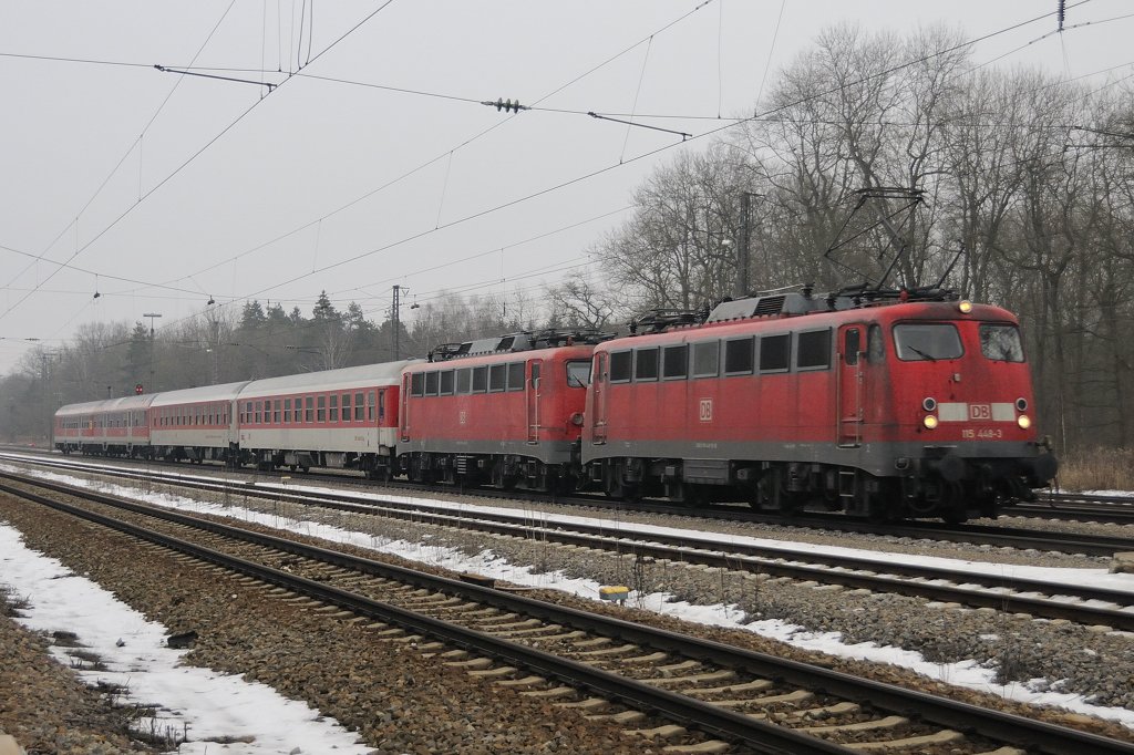 PbZ 1960 am 22.01.2010 in Neuoffingen: Zuglok war 115 448-3 (Bgelfalte). Dahinter eine  Einfachaugen -115 in Kastenausfhrung, gefolgt von zwei DB-Nachtzug-Liegewagen und zwei n-Wagen.