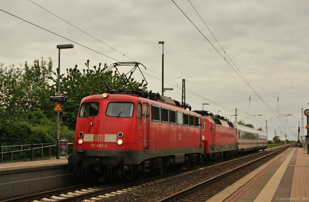 PbZ 2471 mit 110 469-4, 120 134-2 und 2 mal Bpmbz durch Nievenheim am 22.05.13.