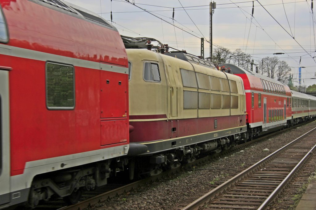 Pbz 2471 mit DB 115 205 und zwischen zwei Dostos die DB 103 235 in Essen Dellwig, Mai 2013.