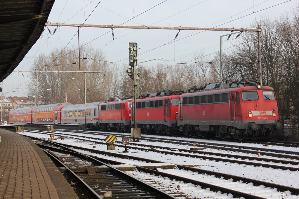 PbZ 2491 mit 115 346-9 als Zuglok, 115 448-3 und 111 072-5 am 14.12.2012 in Osnabrck.