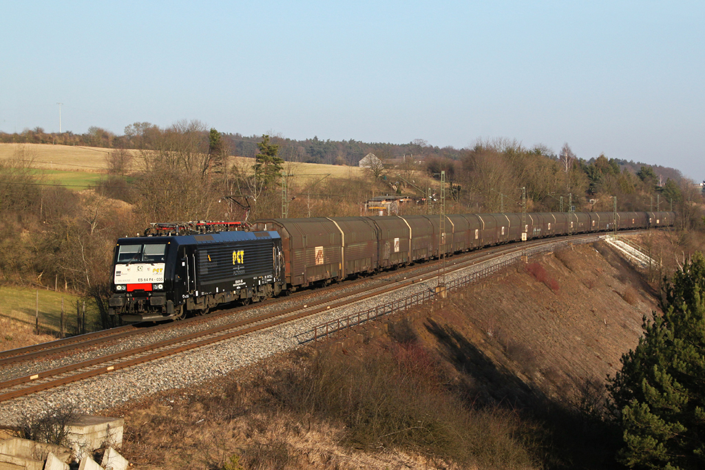 PCT 189 935 mit einem Autozug am 15.03.2012 bei Laaber.