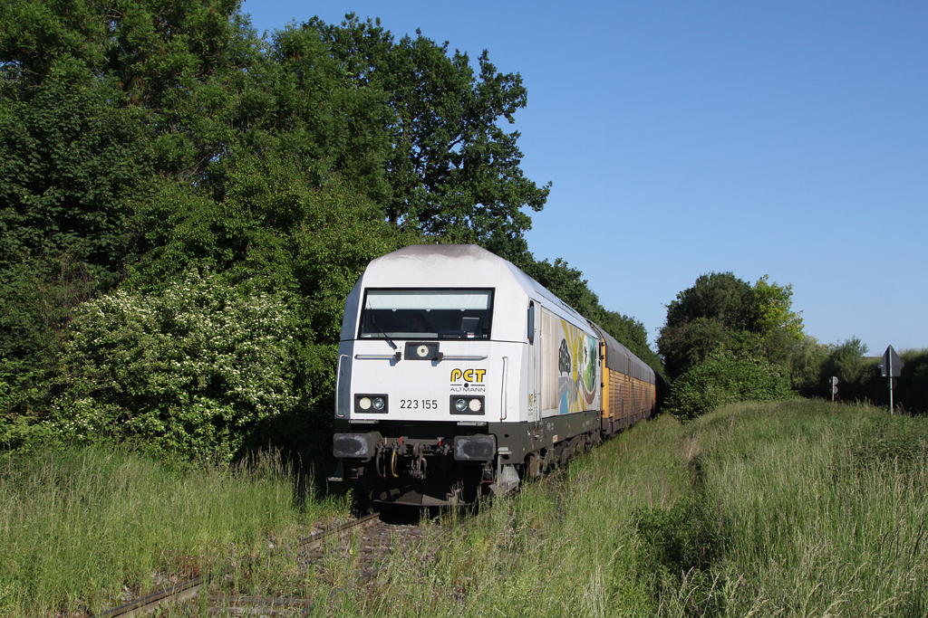 PCT 223 155 hat soeben das BMW Werk verlassen und fhrt nun auf dem Anschlussgleis nach Lohhof zur Hauptstrecke. 13.06.2013.