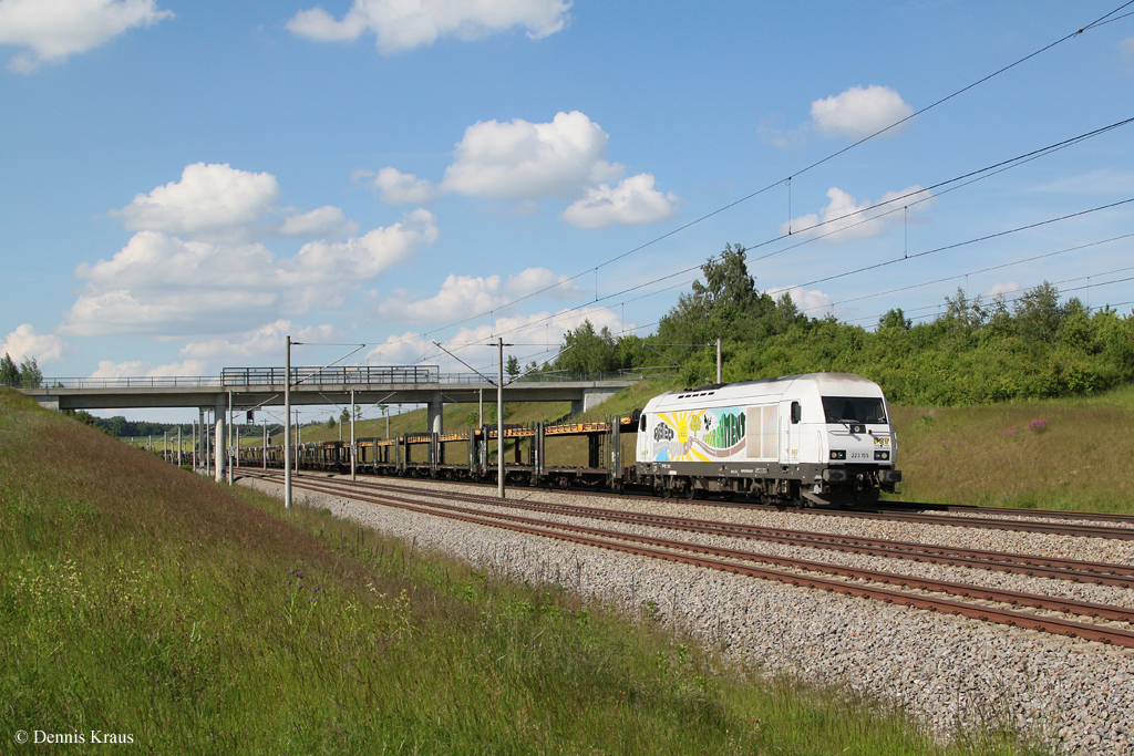 PCT 223 155 mit einem Autozug am 05.06.2013 bei Hebertshausen.