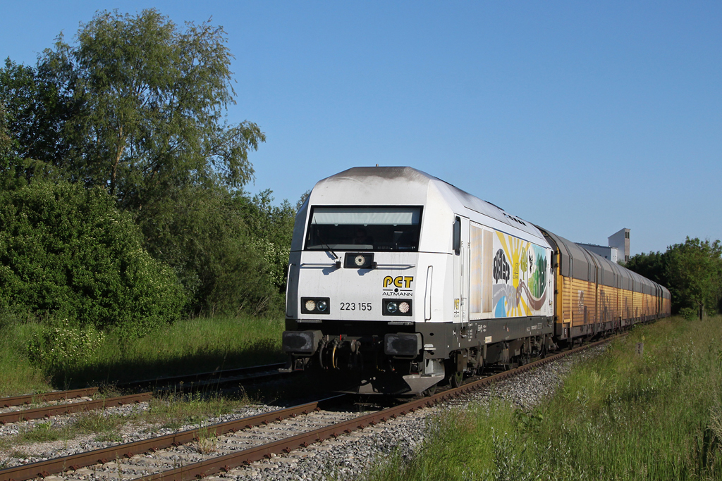 PCT 223 155 mit einem Autozug am 13.06.2013 bei Lohhof.